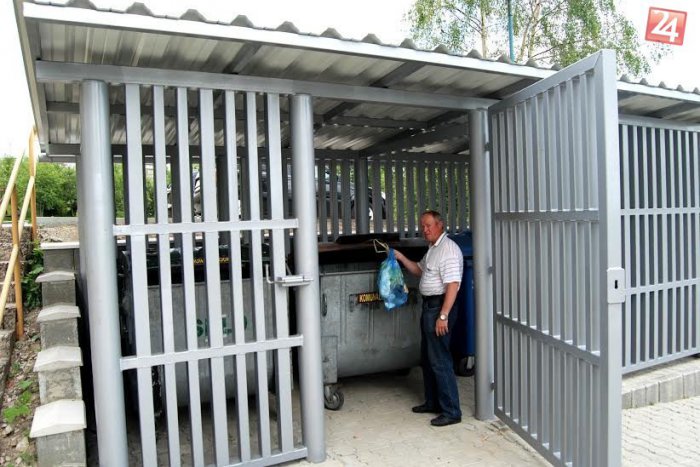 Ilustračný obrázok k článku Medvede sa už vo Vysokých Tatrách k odpadkom nedostanú: Kontajnery tu putovali za mreže