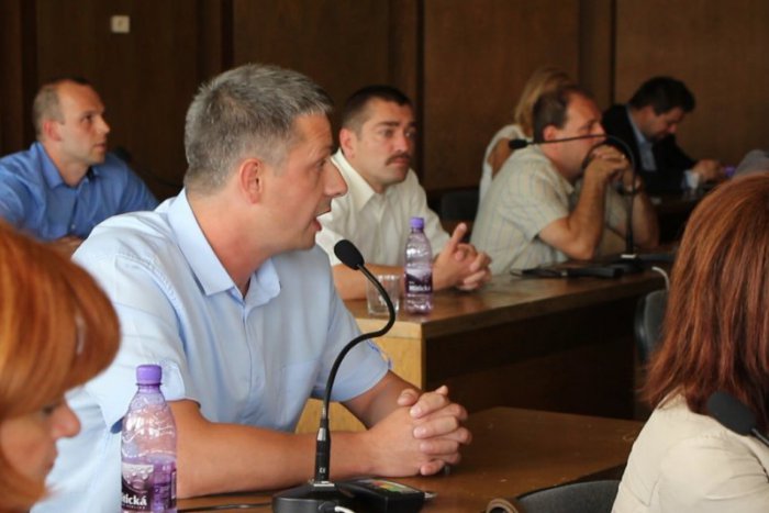 Ilustračný obrázok k článku Poslanec Uhrovič: TÍTO  poslanci dali zimnému štadiónu červenú!