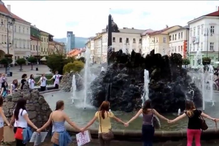 Ilustračný obrázok k článku VIDEO z centra Bystrice: Tínedžeri na námestí vytvorili ľudskú reťaz