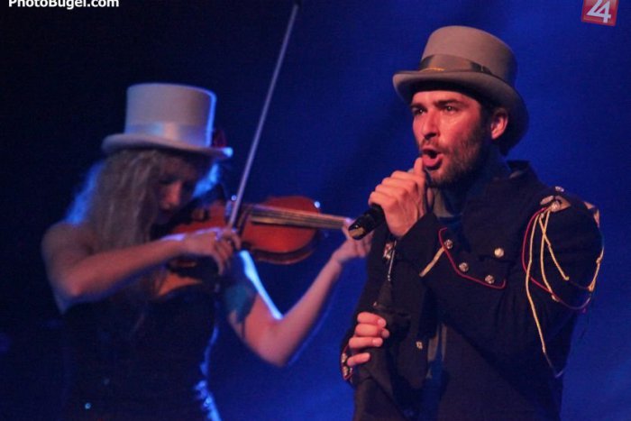 Ilustračný obrázok k článku Akrobacia, príbeh a hudba: Divadlo bláznov prinieslo jedinečný zážitok