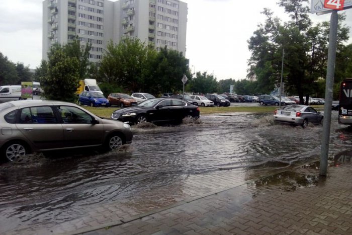 Ilustračný obrázok k článku Koniec víkendu bude upršaný: Opäť platia výstrahy pred búrkami a krúpami!