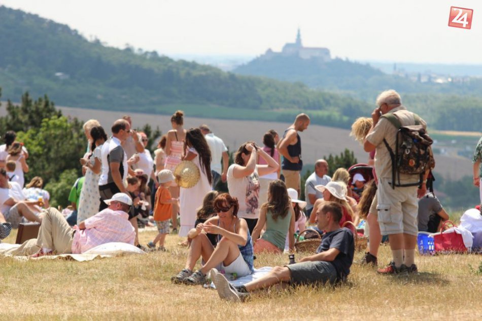 Ilustračný obrázok k článku Romantické raňajky v tráve už o týždeň: Občerstvenie, koncerty a dobrá nálada