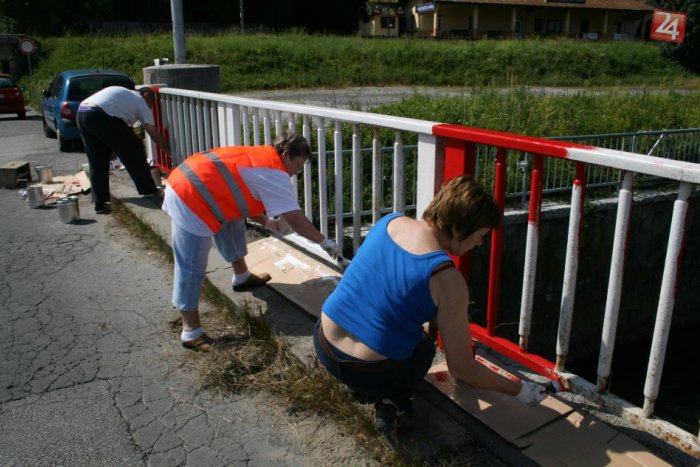 Ilustračný obrázok k článku Skrášlovacia akcia Bystričanov pri stanici: Dôchodkyne obetovali aj čas na prípravu rodinných osláv!
