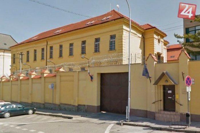 Ilustračný obrázok k článku Pred nitrianskou väznicou nastal rozruch: Na rušnej ulici masturbovala mladá žena (35)