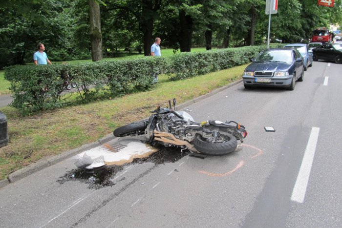 Ilustračný obrázok k článku Na križovatke ciest sa stala tragédia: Motorkár (†25) narazil do mercedesu, na mieste bol mŕtvy