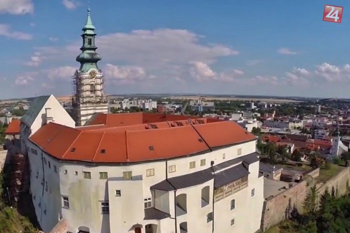 Ilustračný obrázok k článku Nitra z vtáčej perspektívy: TOTO video vás chytí za srdce!