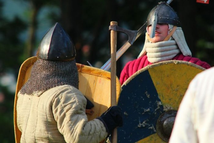 Ilustračný obrázok k článku Šermiarske súboje na Nitrianskom hrade: Podhradie sa prenieslo do minulosti