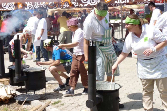 Ilustračný obrázok k článku FOTO: Chutné jedlá aj rezká slovenská muzika... Festival tradícií na Králikoch opäť nesklamal