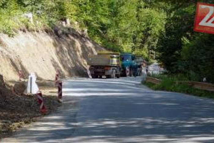 Ilustračný obrázok k článku Ďalšia nepríjemnosť pár chvíľ pred Janošíkovými dňami: Pod cestou sa objavila diera!