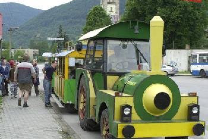 Ilustračný obrázok k článku Zaujímavá atrakcia neďaleko Žiliny: Turistický vláčik už brázdi ulice