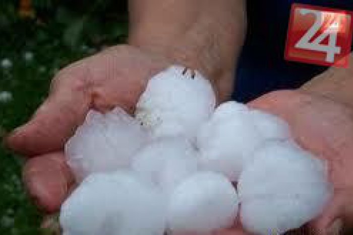 Ilustračný obrázok k článku Žiar a okolie varujú pred krupobitím: V ktorých hodinách sa má na zem rútiť ľad?