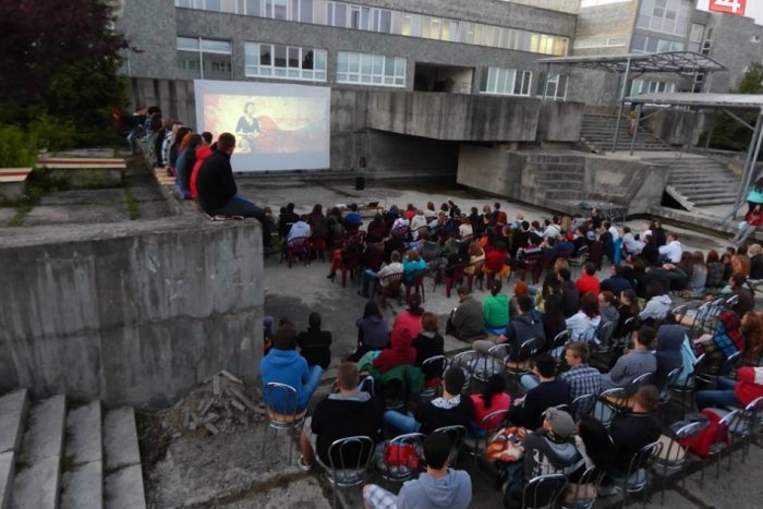 Ilustračný obrázok k článku Kino v bazéne sa teší rastúcej popularite: Takýmito lahôdkami láka Bystričanov...