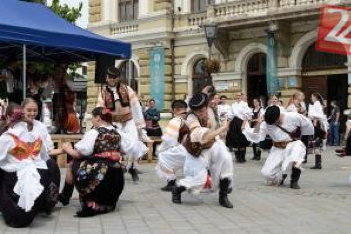 Ilustračný obrázok k článku Vrcholné folklórne podujatie pod Zoborom: Medzinárodné súbory si vymieňajú skúsenosti
