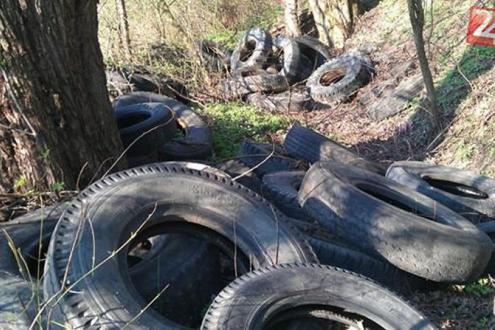 Ilustračný obrázok k článku Pokus zbaviť sa starých pneumatík pri cyklochodníku mu nevyšiel