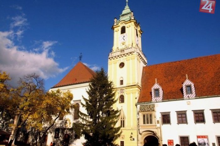 Ilustračný obrázok k článku Hlavné námestie v Bratislave sa opäť zmení: Prečo na ňom bude dominovať francúzska trikolóra?