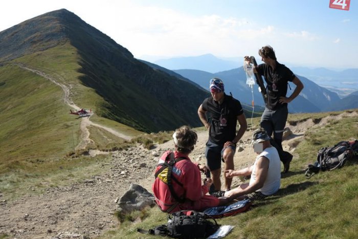 Ilustračný obrázok k článku Českí turisti nad Liptovskou Lúžnou v koncoch so silami: Chodník bol zavalený