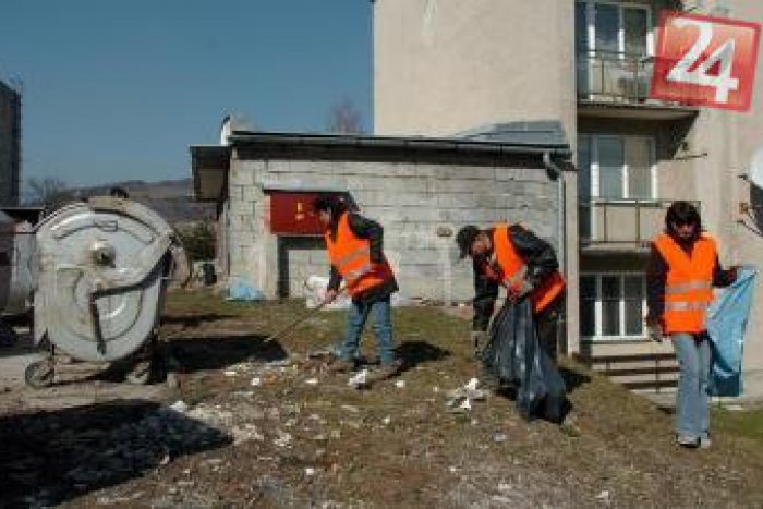 Ilustračný obrázok k článku Títo Rómovia radšej prídu o dávky, než by zametali: Dôvod vás možno prekvapí