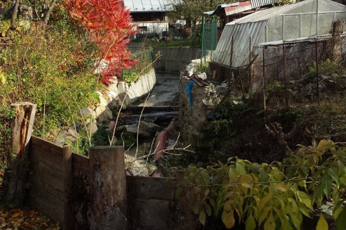 Ilustračný obrázok k článku Riešenie havarijného stavu brehu Rudlovského potoka: Odkiaľ chce mesto čerpať financie?