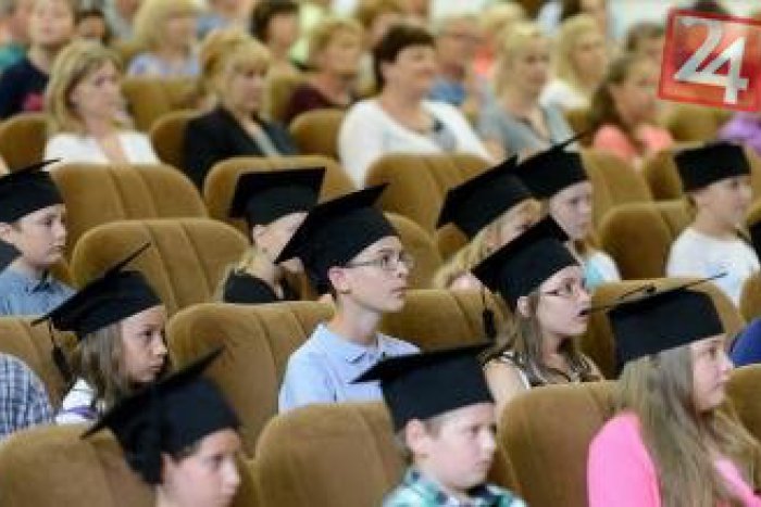 Ilustračný obrázok k článku Letná univerzita je na konci: Desiatky detí ukončili štúdium promóciou