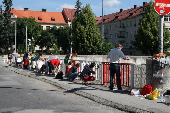 Ilustračný obrázok k článku Mladík, ktorý môže byť vzorom pre svojich vrstovníkov: 12-ročný chlapec pomohol skrášliť Bystricu