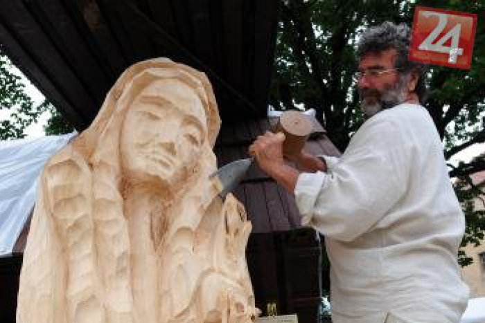 Ilustračný obrázok k článku Novým kráľom remesiel je drevorezbár Cyril Kocúrek. Jeho prácu si vyskúšal aj prezident Kiska