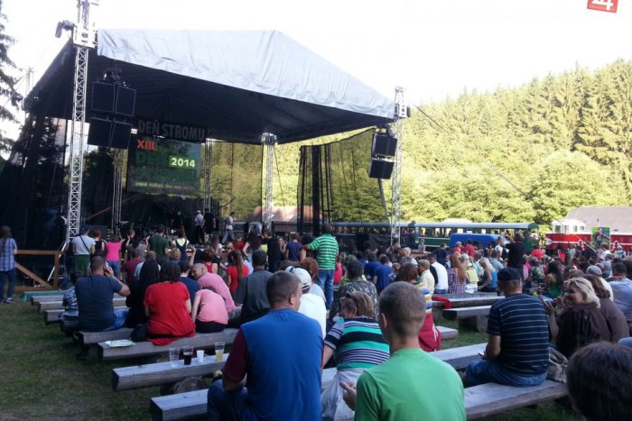 Ilustračný obrázok k článku Sviatok všetkých, ktorí majú radi les: Desiatky stanovíšť, folklórne skupiny, Mirgová, či Cmorík...