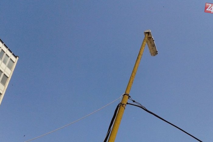 Ilustračný obrázok k článku Ktorý je ten NAJ: ...Šikmejší stĺp verejného osvetlenia v Humennom?