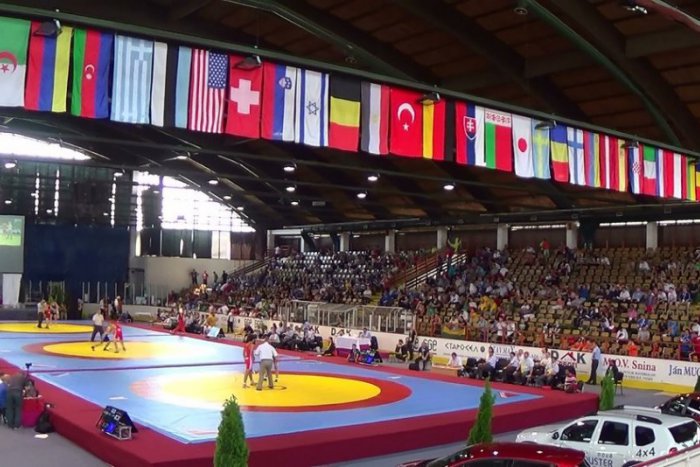 Ilustračný obrázok k článku VIDEO: Zimný štadión ako ste ho ešte nevideli, v Humennom prebiehajú MS v zápasení!