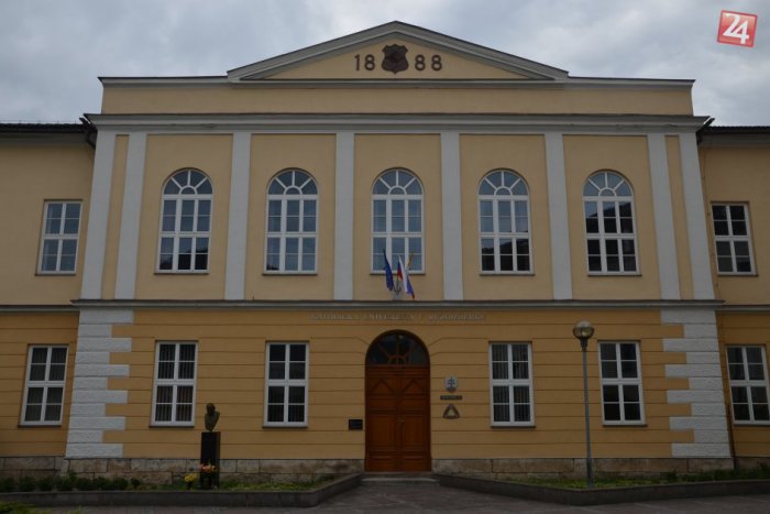 Ilustračný obrázok k článku Katolícka univerzita nechce míňať peniaze na luxusné autá