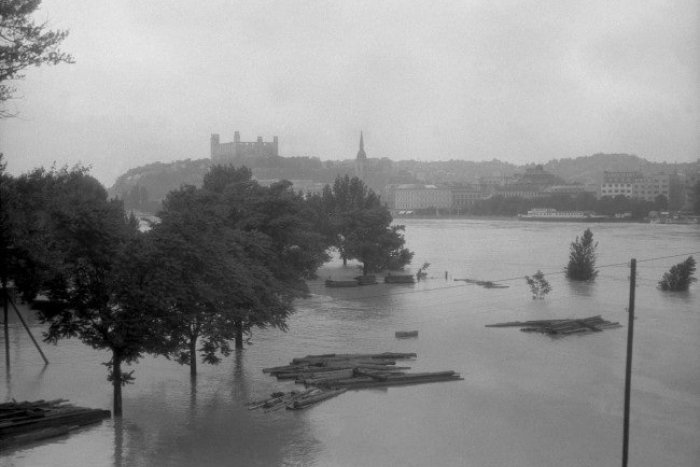 Ilustračný obrázok k článku Archívne FOTO vyliateho Dunaja v roku 1954: Dosiahol až výšku 984 centimetrov!