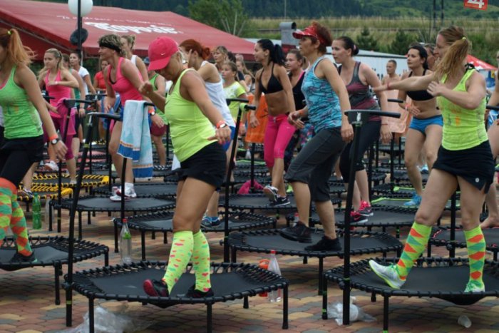 Ilustračný obrázok k článku Tak toto treba vyskúšať: Dajte si do tela na trampolínach v srdci čarokrásnej prírody!