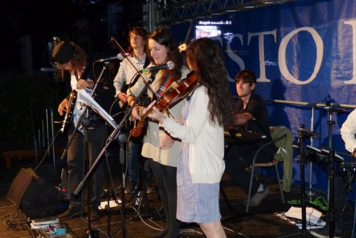 Ilustračný obrázok k článku VIDEO: V rámci kultúrneho leta vystúpila školská kapela Shakespeare's fellows