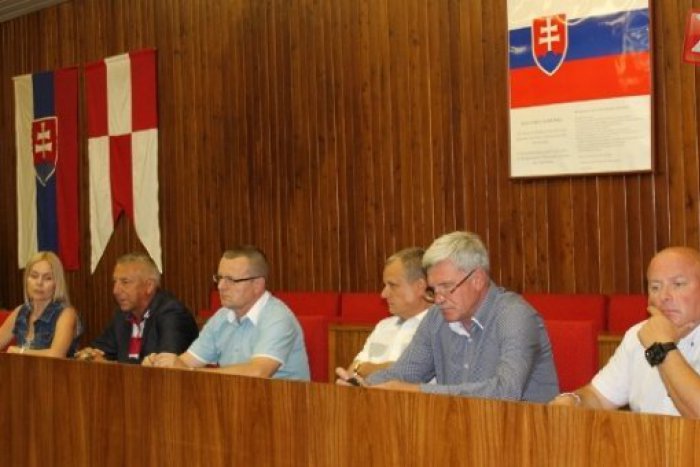 Ilustračný obrázok k článku Zhoda náhod či znamenie? Ľudí na stretnutí HKM a mesta pobavila kuriózna situácia :)