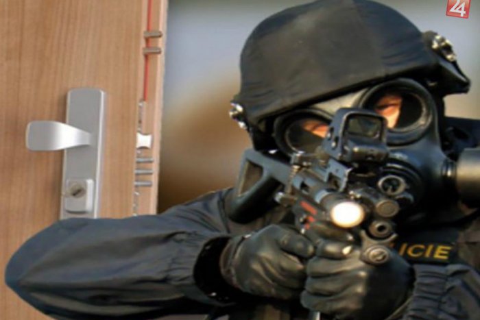 Ilustračný obrázok k článku VIDEO: Policajné komando sa riadne potrápilo. Aha, aké dvere im narobili problémy