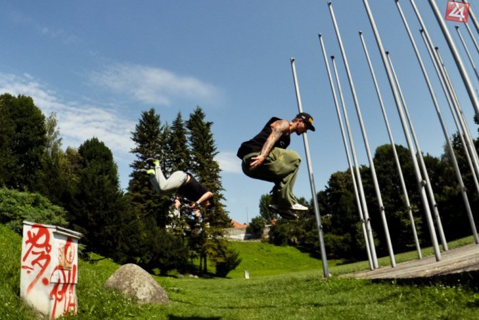 Ilustračný obrázok k článku Litre potu a výkony na hranici ľudských schopností: Parkouristi stvárali v Bystrici nevšedné kúsky