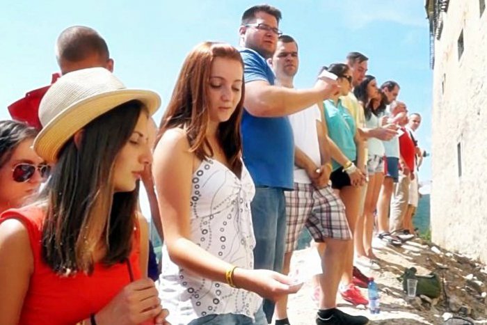 Ilustračný obrázok k článku VIDEO: Maďarskí študenti oblapili rukami hrad Krásna Hôrka. Tým to ale neskončilo!