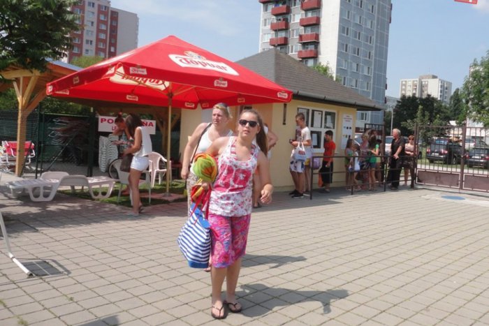 Ilustračný obrázok k článku Letné kúpalisko v Topoľčanoch: Praská vo švíkoch!