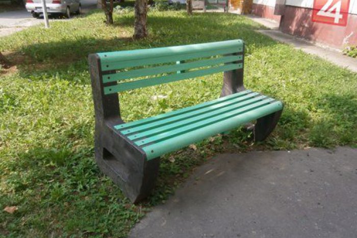 Ilustračný obrázok k článku Nové lavičky pred vchodmi: Pozrite, na ktorých sídliskách pribudnú