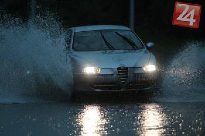 Ilustračný obrázok k článku Silná búrka zasiahla Brezno: Zatopilo aj štadión!