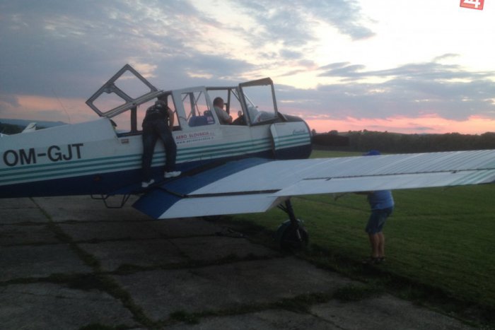 Ilustračný obrázok k článku Nečakaná letecká šou na dedinskom futbale: Diváci na tento turnaj tak skoro nezabudnú!