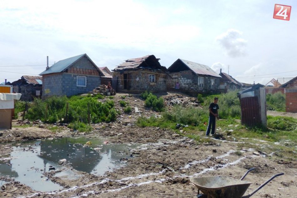 Ilustračný obrázok k článku V osade vypukli nepokoje: Rozvášnený dav zaútočil na policajtov, došlo na streľbu!