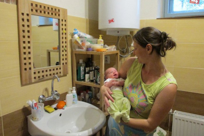 Ilustračný obrázok k článku Situácia na Martinskom brehu je zlá: Ľudia musia kúpať malé deti v minerálkach!