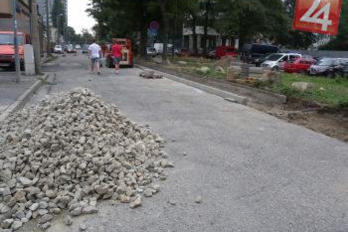 Ilustračný obrázok k článku Opravy chodníkov a ulíc za státisíce eur: V ktorej mestskej časti Bratislavy idú do toho vo veľkom?