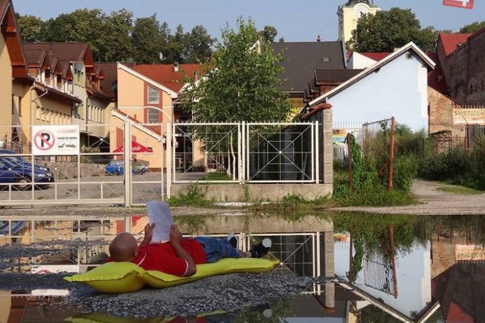 Ilustračný obrázok k článku Plážové kúpalisko v centre Brezna zrejme nebude: Radnica zverejnila nové plány s tankodrómom :)