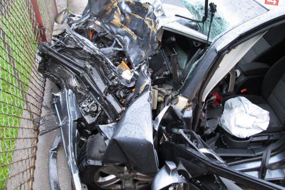 Ilustračný obrázok k článku Alkohol v krvi a precenenie svojich schopností: Vodič (21) s BMW vpálil do plotu!