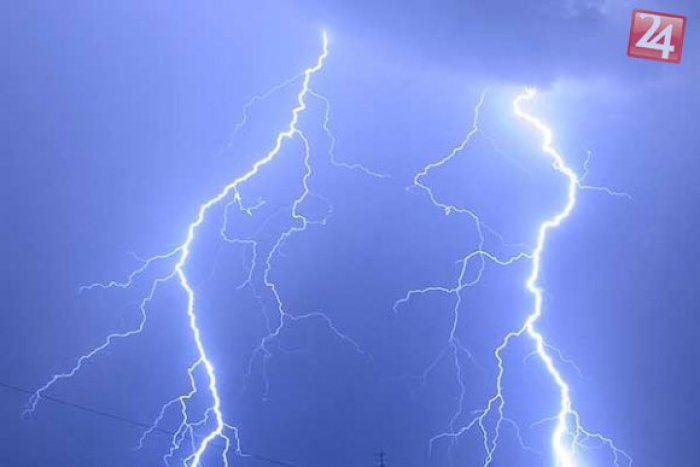 Ilustračný obrázok k článku Silná búrka poškodila aj bratislavský hrad: Neuveríte, koľkokrát do neho udrel blesk!