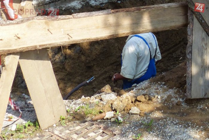 Ilustračný obrázok k článku Preseknutý kábel ochromil Poprad: Bez elektriny zostalo 12 tisíc odberných miest