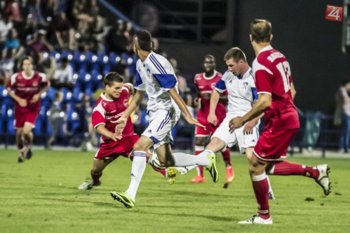 Ilustračný obrázok k článku Domáci vstup do sezóny divákov potešil: Popradčania dvoma gólmi sfúkli silný Bardejov