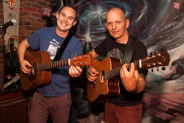 Ilustračný obrázok k článku Neskutočný štýl anglického gitaristu: Máte pocit, že hrá celá kapela