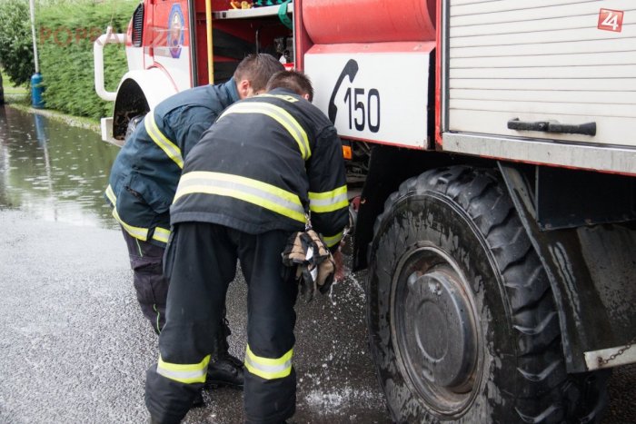 Ilustračný obrázok k článku Moravcami sa prehnala silná búrka: Hasiči museli zasahovať kvôli veľkej vode!